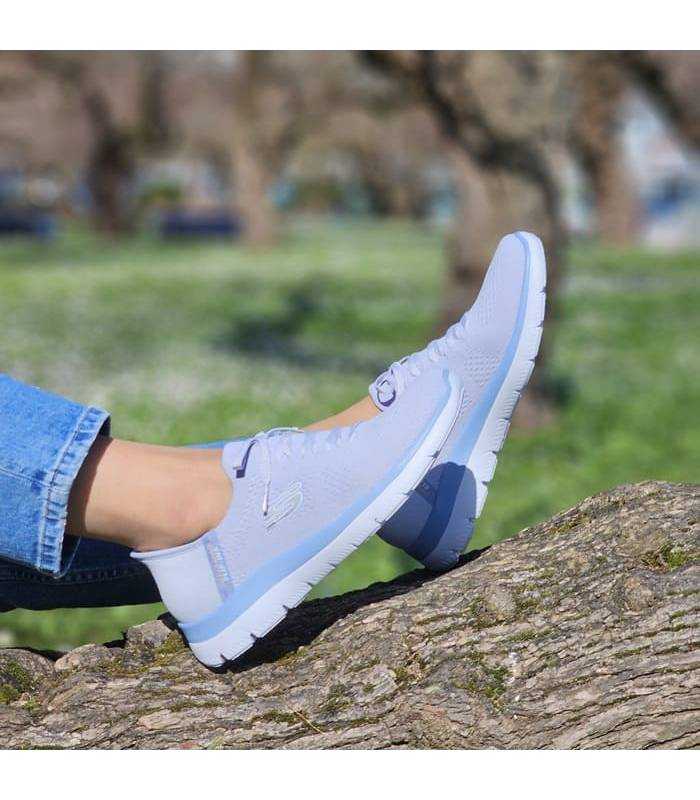 zapatillas slip-ins azules para verano de Skechers puestas