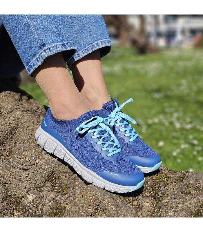 zapatillas deprtivas de Paredes para verano azules puestas