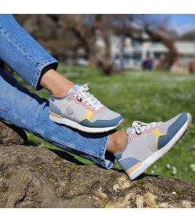 mujer posando con las zapatillas casul de colores puestas