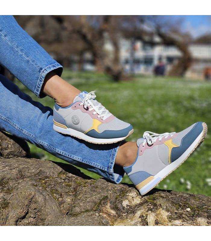 mujer posando con las zapatillas casul de colores puestas
