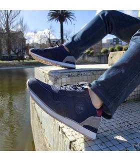 zapatillas casual azules de Xti con cordones puestas