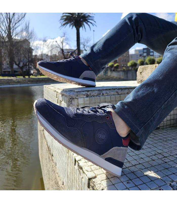 zapatillas casual azules de Xti con cordones puestas