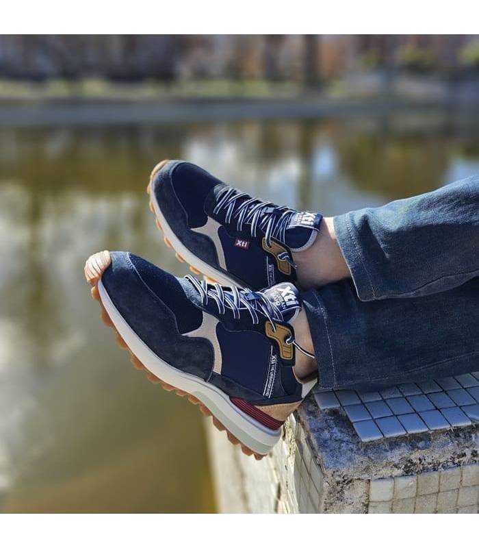 zapatillas casual azules de hombre fabricadas por Xti puestas