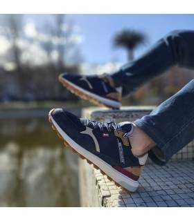 hombre posando con las zapatillas casual azules puestas