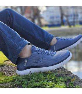 hombre posando con las zapatillas slip-ins azul calro de verano puestas