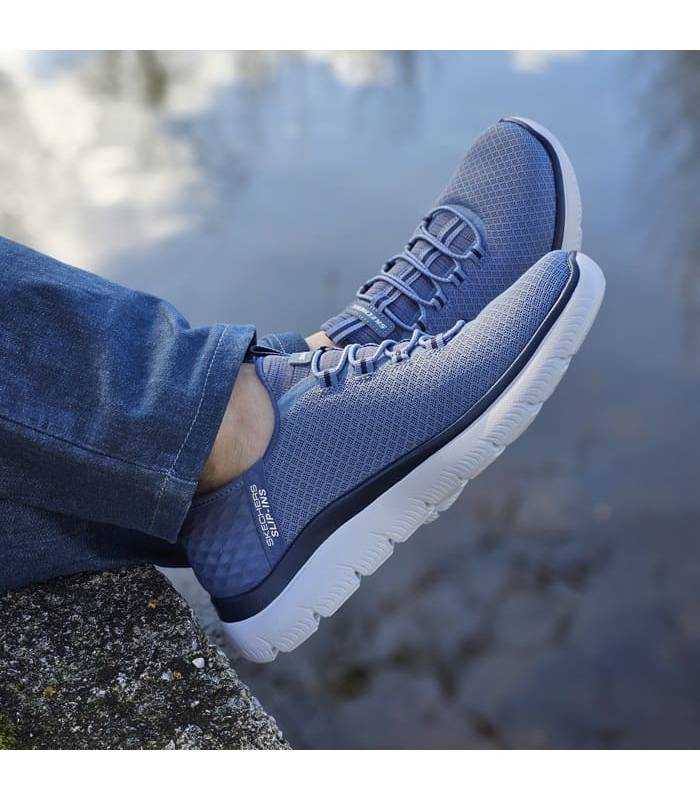 zapatillas deportivas azul calro slip-ins de Skechers pùestas