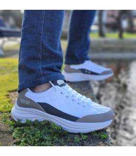 hombre posando con las zapatillas Slip-ins Contour puestas