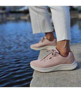 mujer posando con las zapatillas deportivas Bobs de Skechers rosas puestas