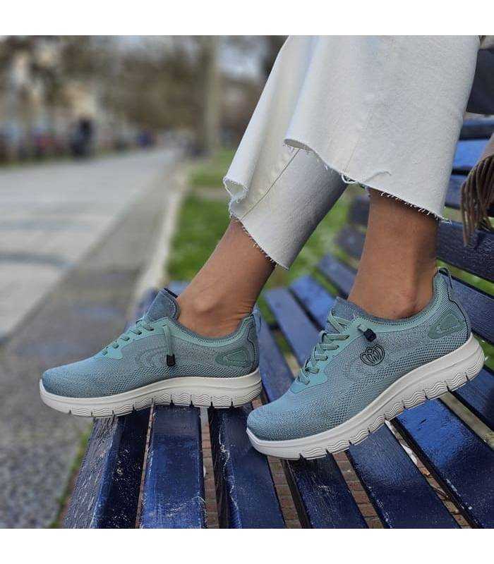 Laura Azaña zapatillas deportivas confort verdes puestas