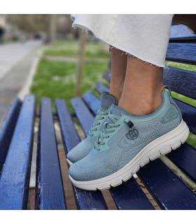 mujer posando con alas zapatillas comodas verdes de Laura Azaña puestas