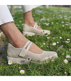 mujer posando con los zapatos con cuña tipo mercedes beige puestos