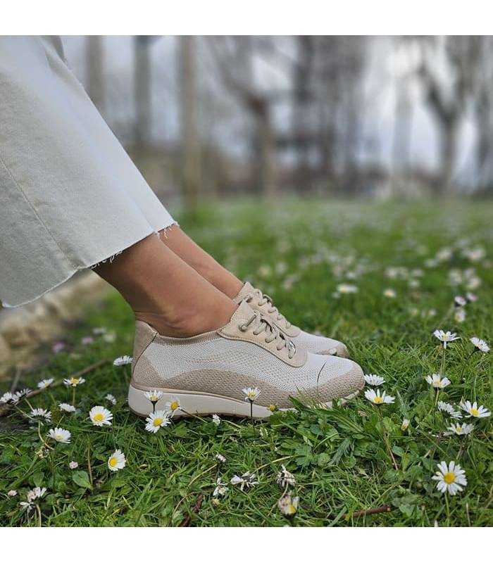 ujer posando con las Zapatillas deportivas Treintas mujer beige confort puestas