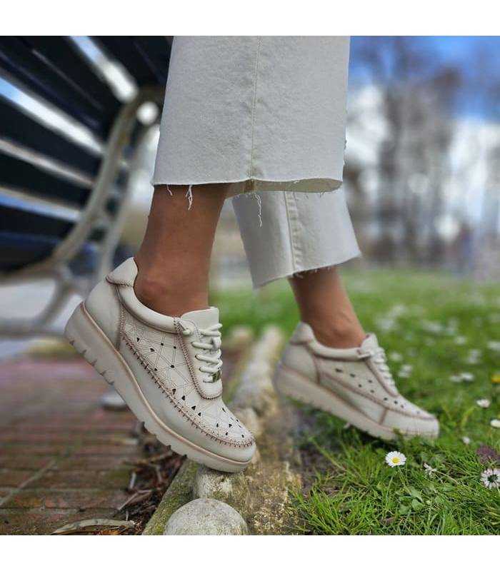 mujer posando con los Zapatos Treintas hielo mujer piel cuña puestos