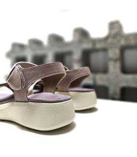 vista trasera de sandalias rosas con cierre de velcro