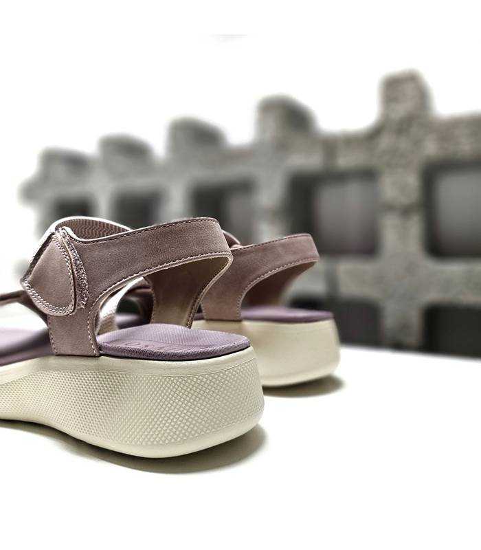 vista trasera de sandalias rosas con cierre de velcro