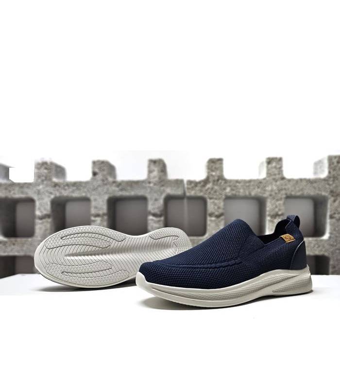 vista del piso flexible y comodo de las zapatillas tipo mocasin azul