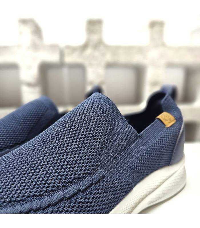 detalle del tejido freco de las zapatillas mocasin azules