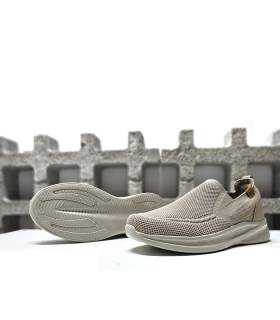 vista del piso flexible y comodo de las zapatillas tipo mocasin beige