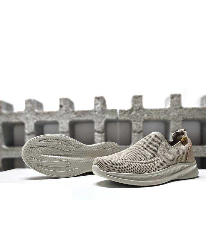 vista del piso flexible y comodo de las zapatillas tipo mocasin beige