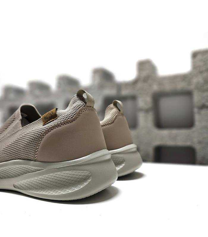 zapatillas tipo mocasín hombre beige, vista trasera