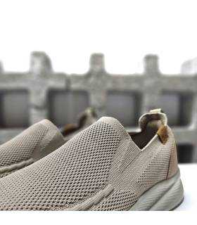 detalle del tejido freco de las zapatillas mocasin beige
