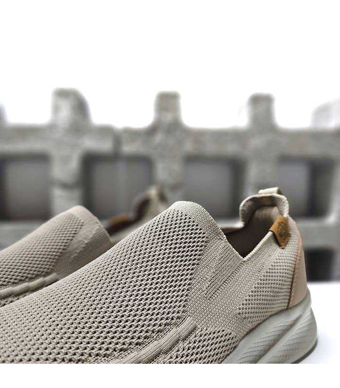 detalle del tejido freco de las zapatillas mocasin beige
