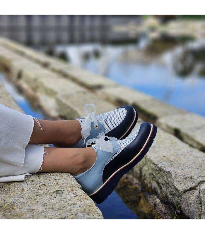 mujer posando con los zapatos de piel con cuña de Nival Woman puestos