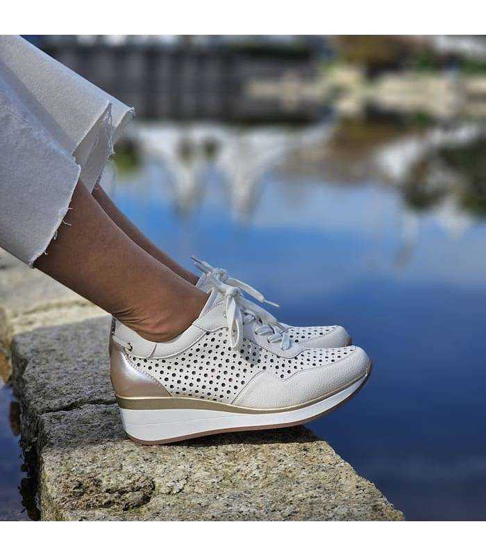 zapatos con cuña blancos puestos junto al estanque puestos