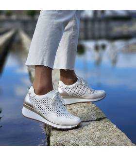 mujer posando con los zapato de cordones de Chika10 puestos