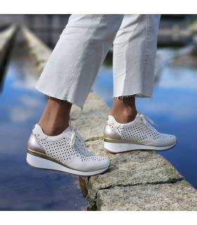 zapatos cuña blanca Chika10 puestos con oufit blanco