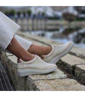 mujer posando con pantalones blancos con los zapatos con plantilla extraible de Mysoft puestos