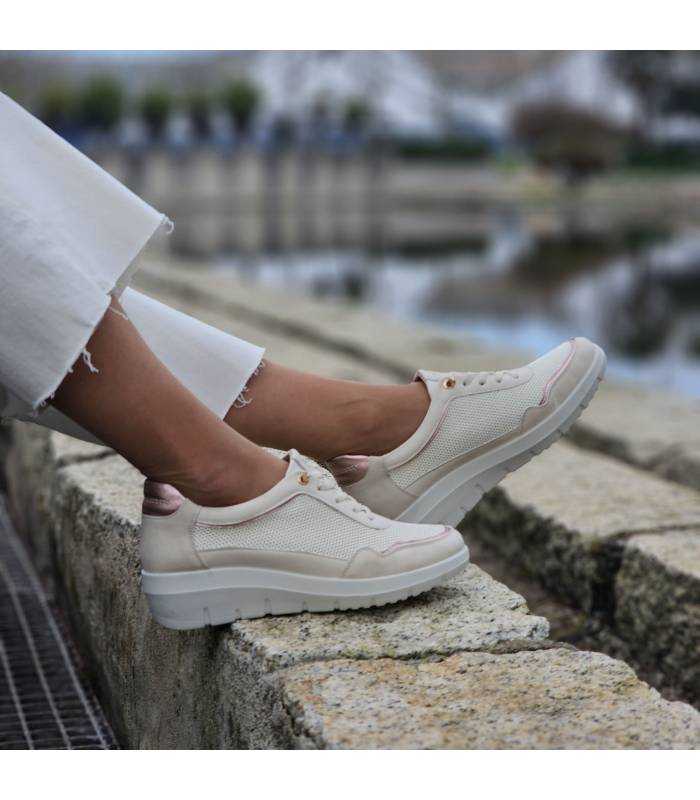 mujer posando con pantalones blancos con los zapatos con plantilla extraible de Mysoft puestos