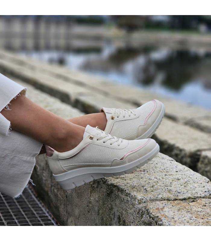 mujer posando con los zapatos de verano con cuña puestos de Mysoft