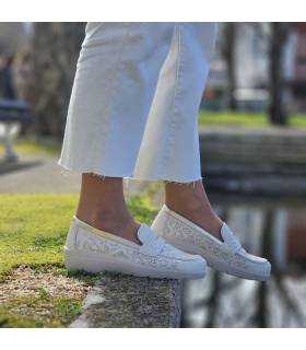 zapatos de lauara Azaña combinados con pantalon beige