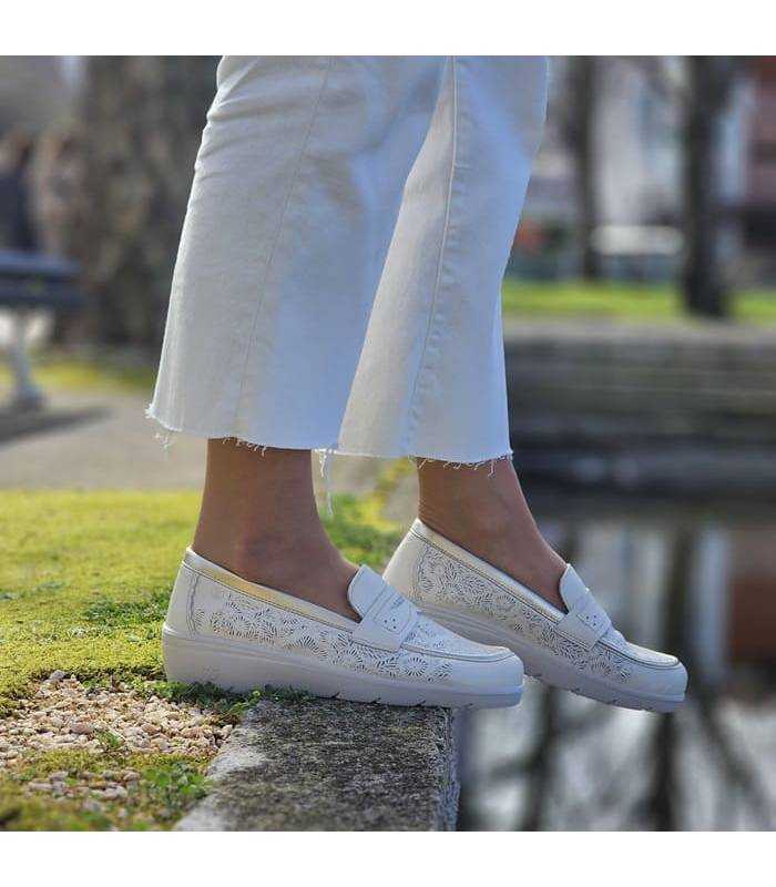 zapatos de lauara Azaña combinados con pantalon beige