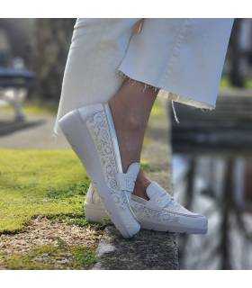 mujer posando con los zapatos comodos blancos de Laura Azaña puestos