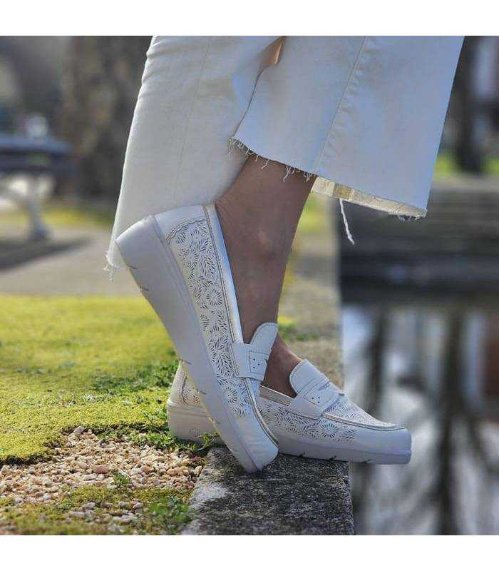 mujer posando con los zapatos comodos blancos de Laura Azaña puestos