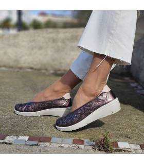 mujer posando con los zapatos comodos piel bronce de Laura Azaña puestos