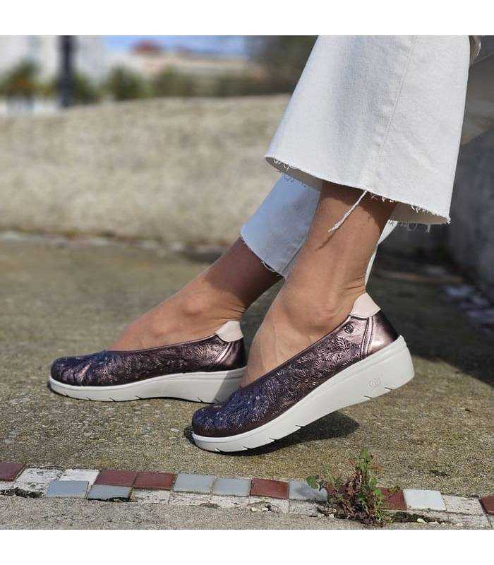 mujer posando con los zapatos comodos piel bronce de Laura Azaña puestos