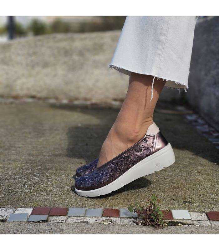 zapatos de verano bronce de laura Azaña puestos