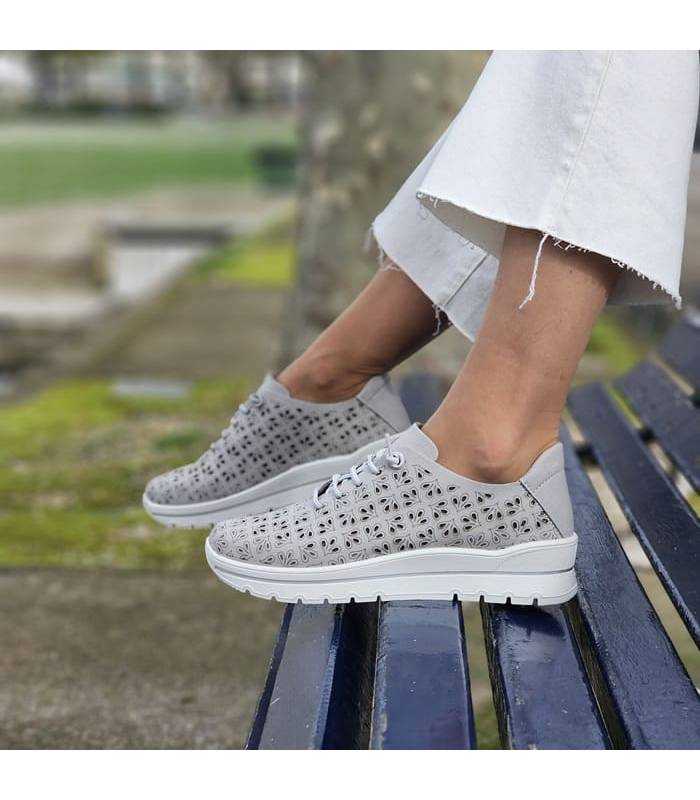 zapatos deportivos grises de mujer puestos fabricados por Plumaflex