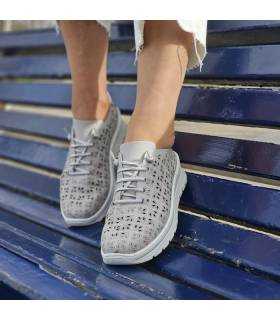 vista frontal de los zapatos ligeros con cordones elasticos de Plumaflex puestos