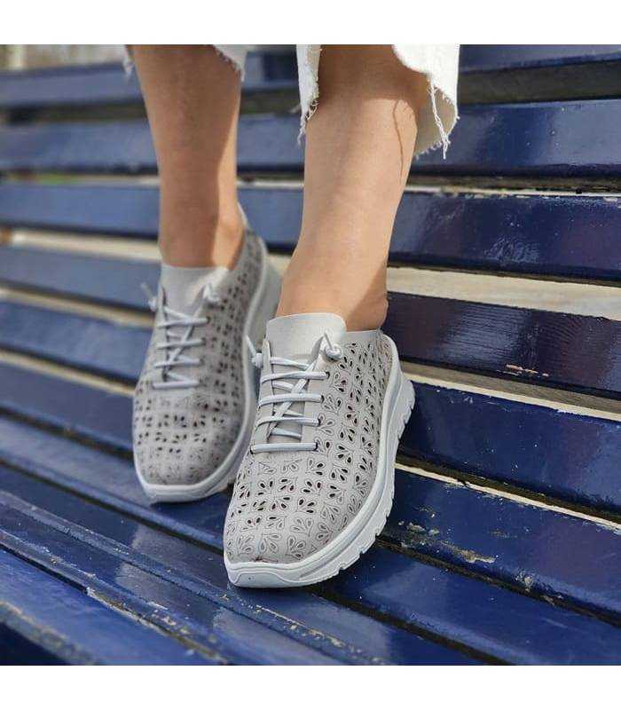 vista frontal de los zapatos ligeros con cordones elasticos de Plumaflex puestos