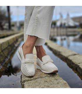 mujer posando con pantalones blacos y zapatos tipo mocasin de Chika10 puestos de rebajas