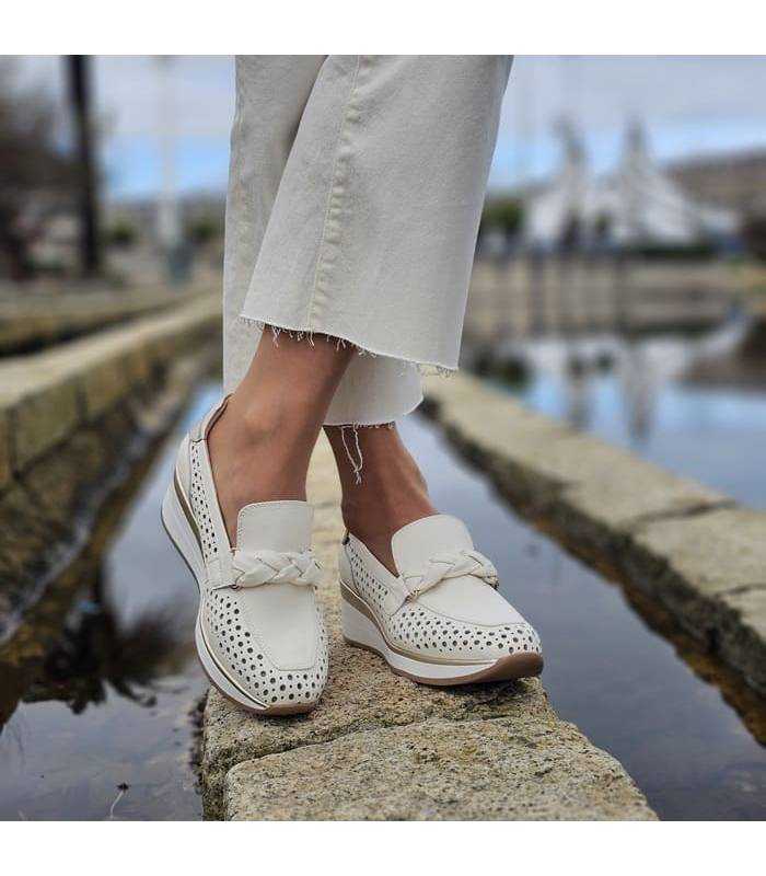 mujer posando con pantalones blacos y zapatos tipo mocasin de Chika10 puestos de rebajas