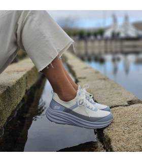 zapatillas Bobs de Skechers de mujer puestas junto a un lago