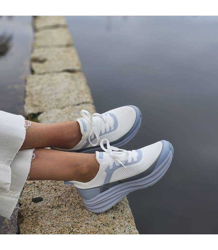 zapatillas deportivas combinadas con pantalones blancos de Skechers puestas