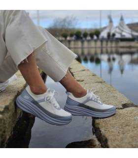 mujer posando con las Skechers comodas de verano blancas y azules puestas