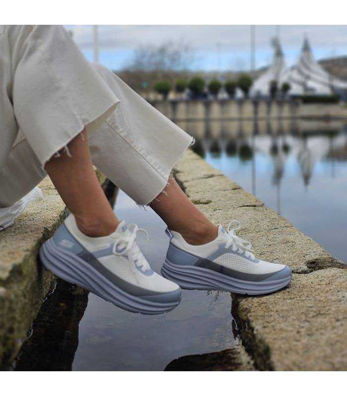 mujer posando con las Skechers comodas de verano blancas y azules puestas