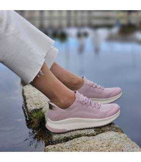 oufit con las zapatillas slip-ins de Skechers rosas puestas